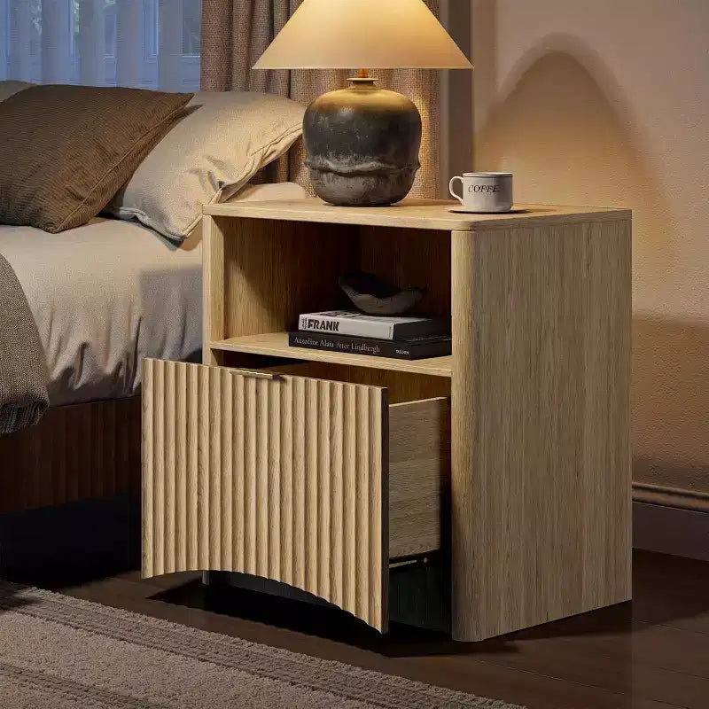 Comodino scanalato, comodino in rovere naturale con cassetto e vano a giorno, comodino moderno largo 58 cm per camera da letto