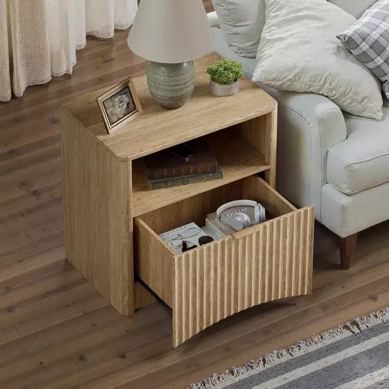 Comodino scanalato, comodino in rovere naturale con cassetto e vano a giorno, comodino moderno largo 58 cm per camera da letto