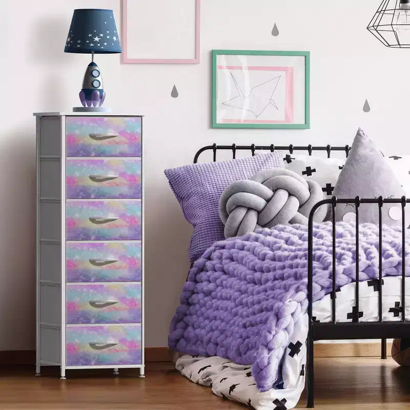 Comodino stretto a 6 cassetti con telaio in acciaio, piano in legno e contenitori in tessuto – Disponibile in vari colori
