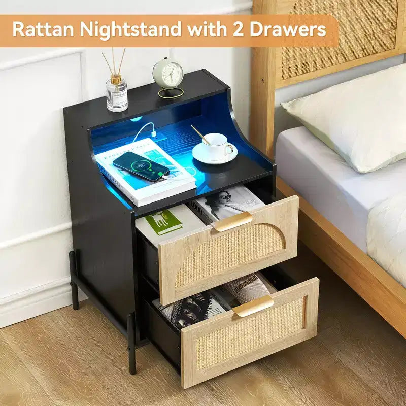Comodino nero in legno e rattan con stazione di ricarica e luci a LED, confezione da 2 pezzi