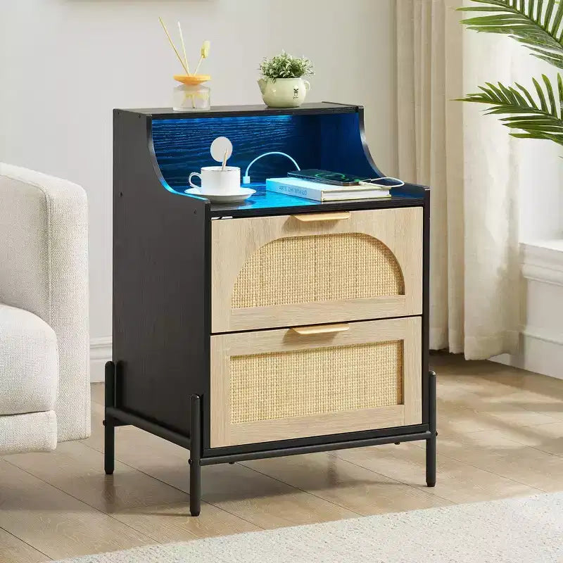 Comodino nero in legno e rattan con stazione di ricarica e luci a LED, confezione da 2 pezzi