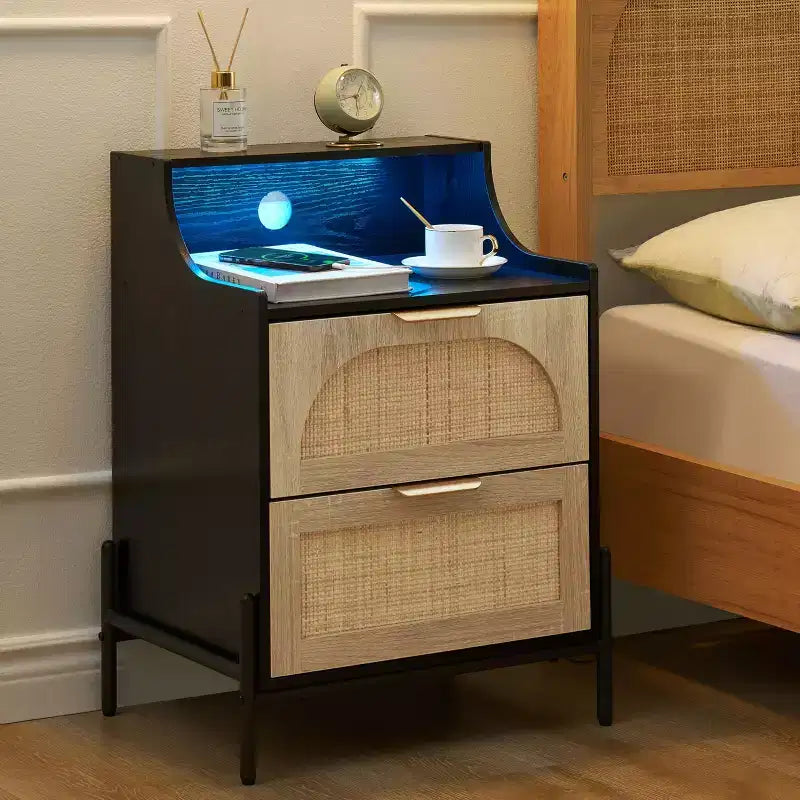 Comodino nero in legno e rattan con stazione di ricarica e luci a LED, confezione da 2 pezzi