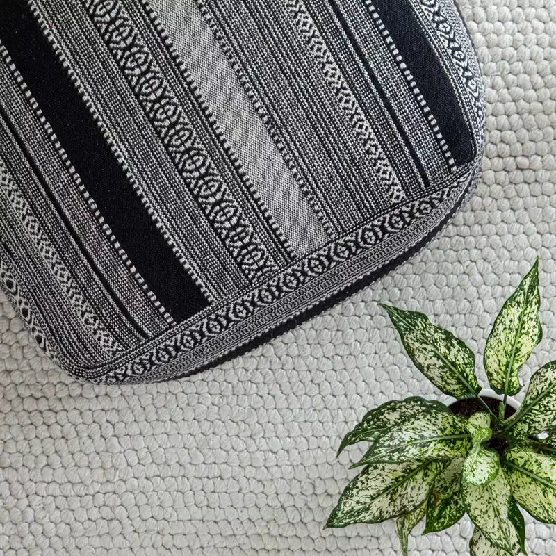 Pouf ottomano quadrato bohémien fatto a mano bianco e nero, monoposto